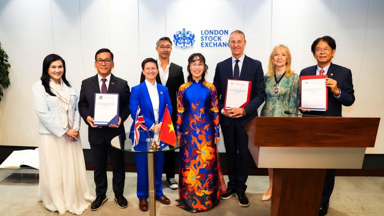Pemimpin Bisnis Vietnam Nguyen Thi Phuong Thao Buka Perdagangan di London Stock Exchange dalam Kunjungan ke Inggris