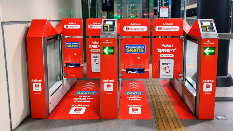Begini Cara Menggunakan QRIS Tap ShopeePay agar Naik TransJakarta dan KRL Gratis