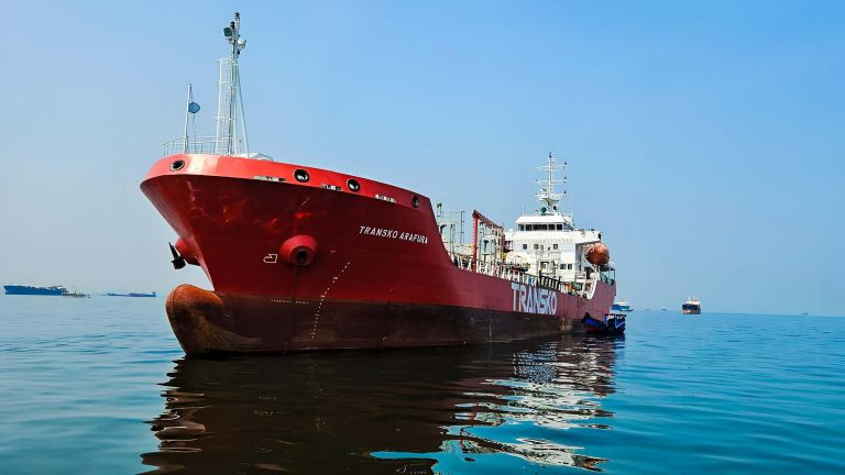 Kapal Pertamina Patra Niaga MT Transko Arafura Selamatkan 17 Korban KMP Mutiara Sentosa 2