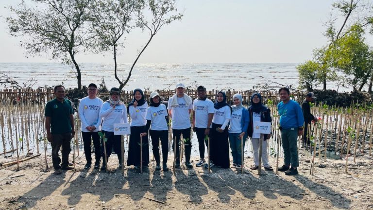 Unicharm Indonesia Restorasi Pantai Karawang dengan Menanam 1.000 Bibit Mangrove