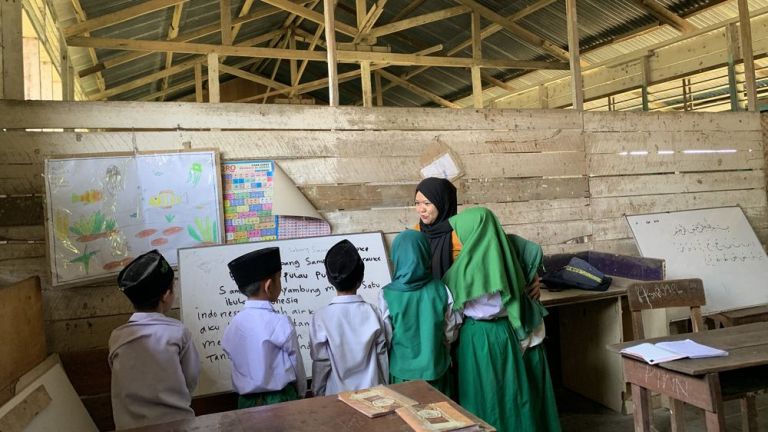 Sambut HUT RI ke-81, UNIQLO Luncurkan Koleksi Hijab hingga Donasi untuk 1.000 Guru Honorer