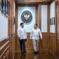 Hari Minggu Bertemu, Ternyata Ini yang Dibahas Seskab Teddy dan Haji Isam...