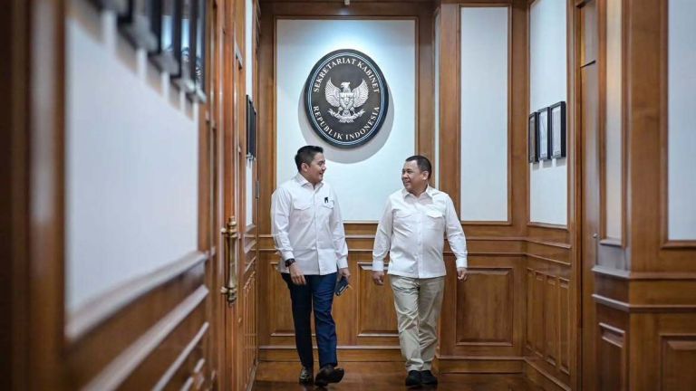 Hari Minggu Bertemu, Ternyata Ini yang Dibahas Seskab Teddy dan Haji Isam...