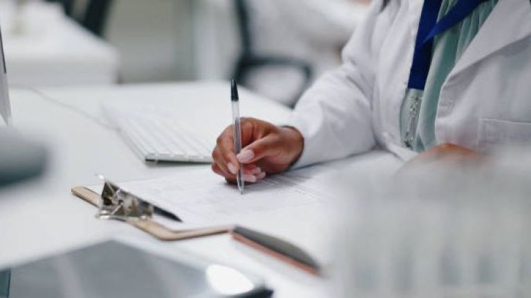 Tahukah Kamu: Kenapa Tulisan Dokter Sering Susah Dibaca?