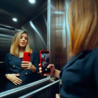 Tahukah Kamu? Bukan Cuma Buat Ngaca, Ini Alasan Kenapa Ada Cermin Besar di Dalam Lift