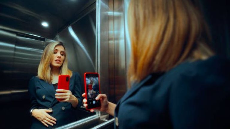 Tahukah Kamu? Bukan Cuma Buat Ngaca, Ini Alasan Kenapa Ada Cermin Besar di Dalam Lift