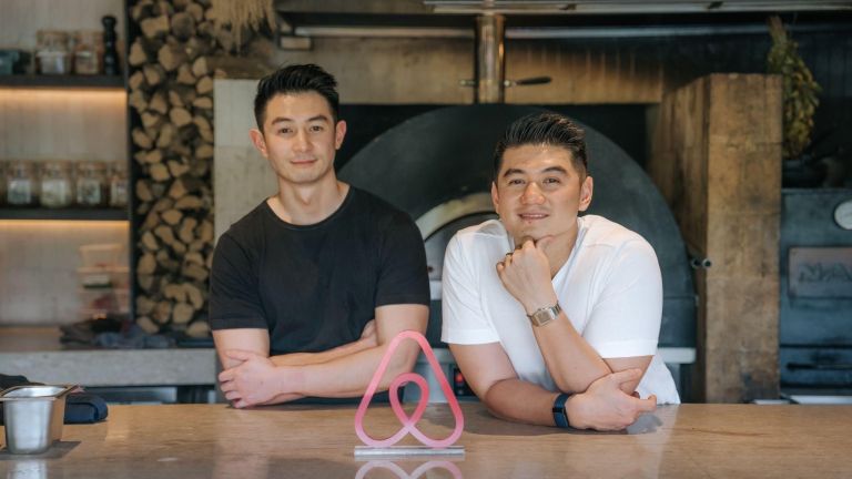 Bukan Cuma Jalan-jalan, Chef Arnold dan Reynold Ajak Wisatawan Masak Kuliner Nusantara di Airbnb