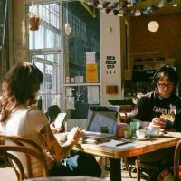 Ketika Kopi Bisa Dipesan dari Rumah, Mengapa Kafe Tetap Dicari?
