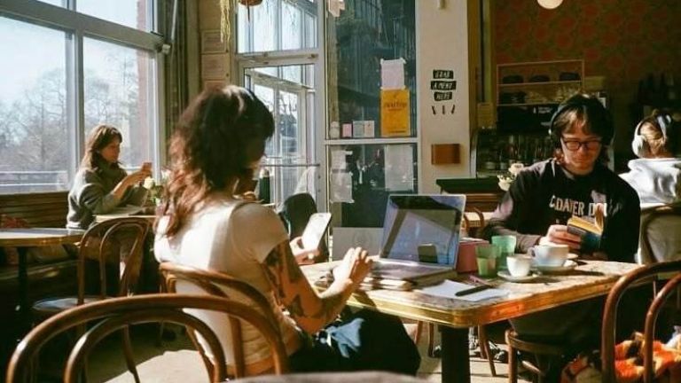 Ketika Kopi Bisa Dipesan dari Rumah, Mengapa Kafe Tetap Dicari?