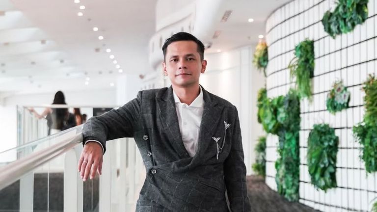 Adjis Doaibu dan Jejak Kariernya dari Panggung Komika hingga Dunia Film