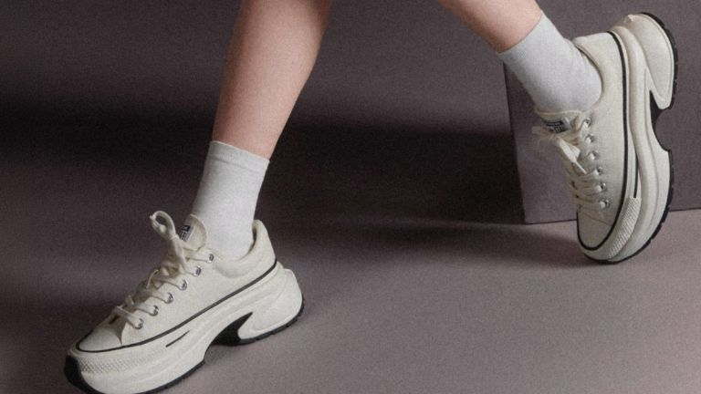 Tampil Stylish ala KARINA aespa dengan Converse Run Star Crush: Bold, Edgy, dan Playful