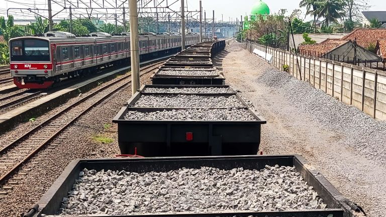 KAI Logistik Lakukan Pengeceran Balas Jalan Rel secara Bertahap
