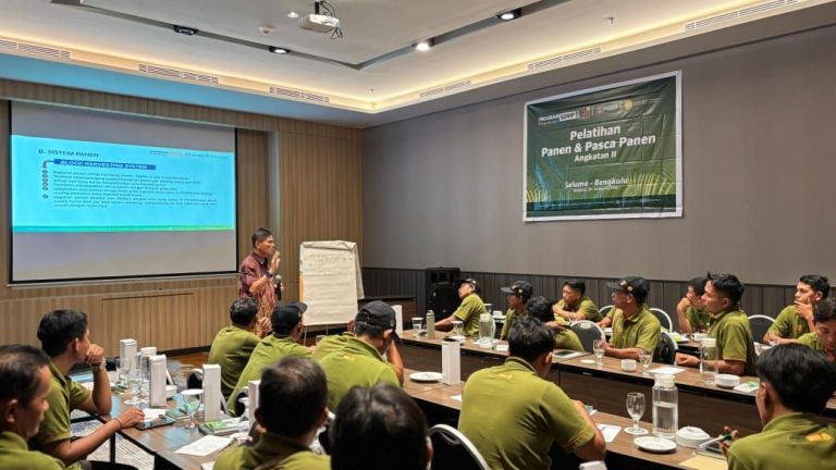 AKPY Dorong Pekebun Seluma Tingkatkan Nilai Sawit dengan Memahami Cara Panen yang Optimal