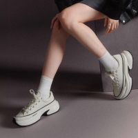 Inspirasi OOTD Y2K! Intip Gaya KARINA aespa Pakai Converse Run Star Crush Terbaru