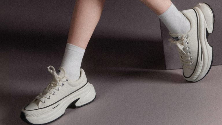 Inspirasi OOTD Y2K! Intip Gaya KARINA aespa Pakai Converse Run Star Crush Terbaru