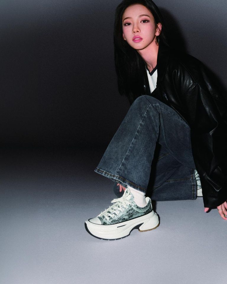 Inspirasi OOTD Y2K! Intip Gaya KARINA aespa Pakai Converse Run Star Crush Terbaru
