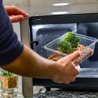 8 Makanan yang Sebaiknya Tidak Dipanaskan Kembali di Microwave dan Alasannya