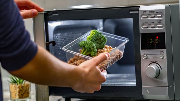 8 Makanan yang Sebaiknya Tidak Dipanaskan Kembali di Microwave dan Alasannya