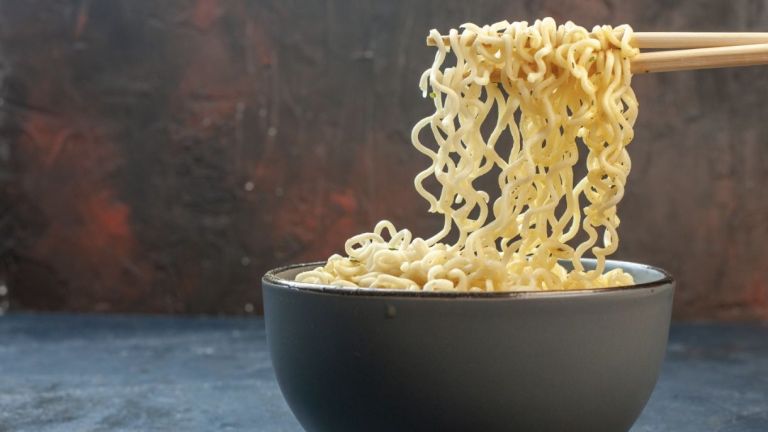 6 Makanan yang Sebaiknya Tidak Dikonsumsi Bareng Mie Instan, Nomor 2 Padahal Nikmat Banget!