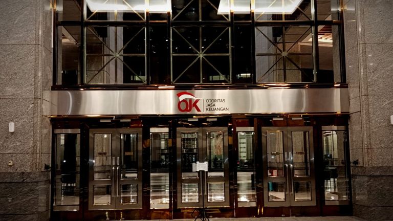 OJK Kasih Sanksi ke Puluhan Emiten di Bursa: Dari Perusahaan Bakrie hingga Salim Group!