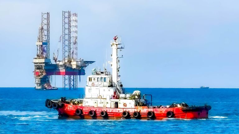 Kapal Transko Dara 3218 Siaga 24 Jam, Dukung Distribusi Energi di Refinery Unit VI Balongan