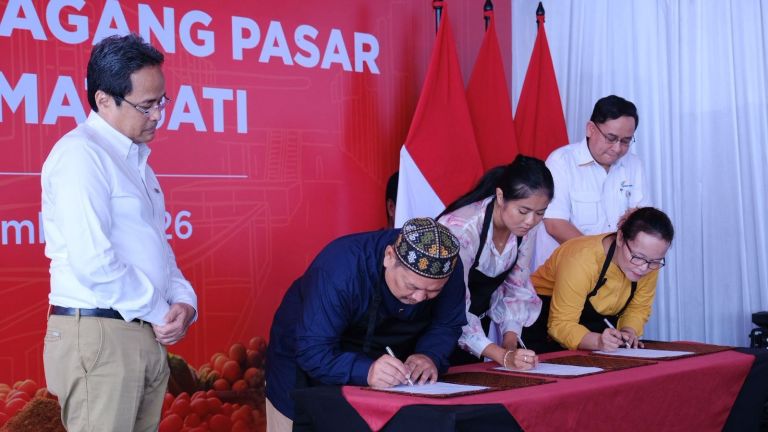 Ratusan Pedagang Pasar Induk Kramat Antusias Ikuti Akad Kredit Massal Bank Jakarta
