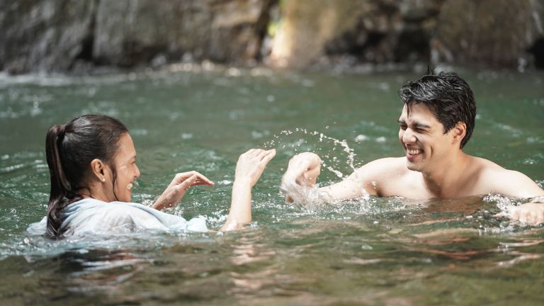 Rekomendasi Tontonan Weekend: Intip Chemistry Maxime Bouttier & Raihaanun di Series 'Tante Sonya'