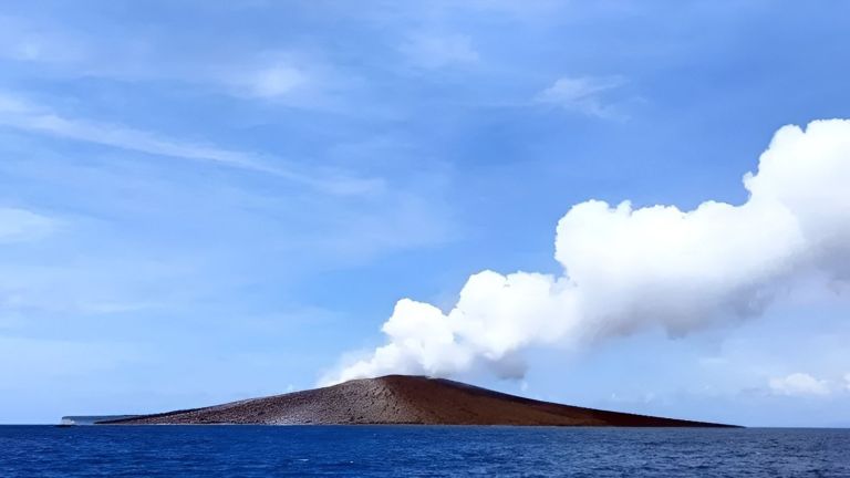 Abu Vulkanik Gunung Anak Krakatau Terpantau Sampai Jakarta, Bandara Soekarno-Hatta Ditutup Sementara