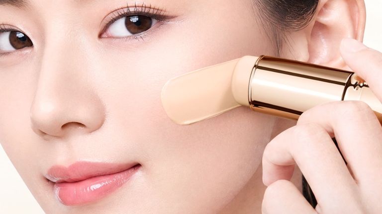 Makeup Flawless Tanpa Ribet! SKINTIFIC Rilis Foundation Stick Praktis Tahan 8 Jam