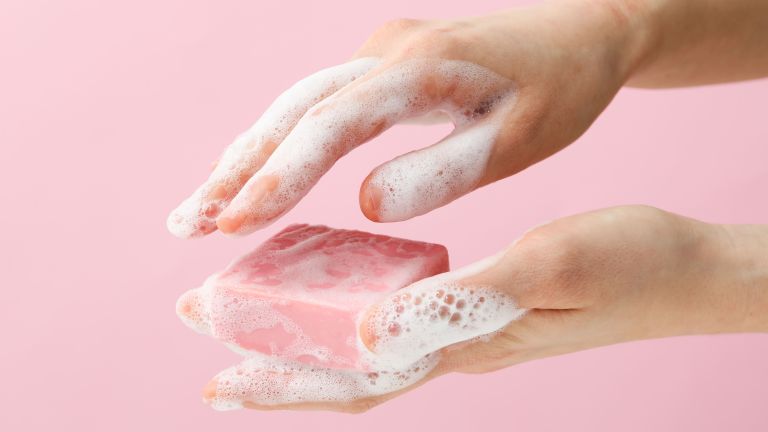 Tim Sabun Batang atau Sabun Cair? Ini Kata Ahli Dermatologi yang Wajib Kamu Tahu