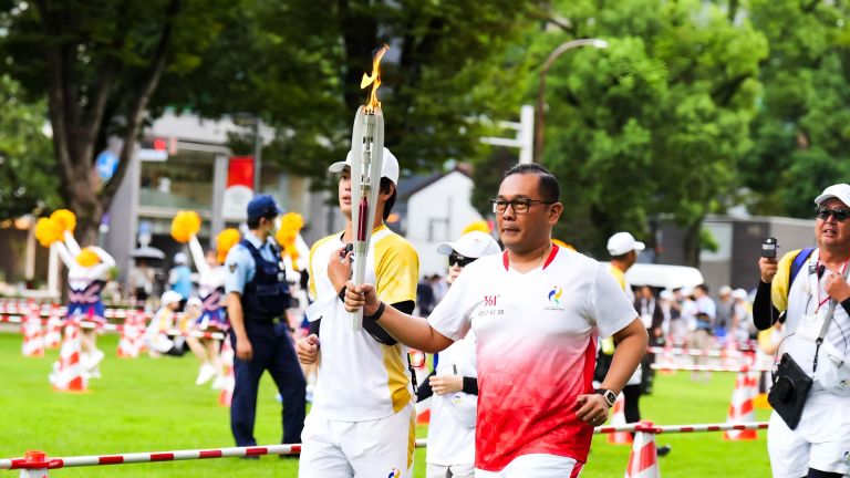 CdM Tim Indonesia Todotua Pasaribu Bawa Obor Asian Games di Nagoya