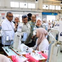 Kunjungi Pabrik Sepatu di Serang, Wamenaker Tekankan Pelindungan Pekerja