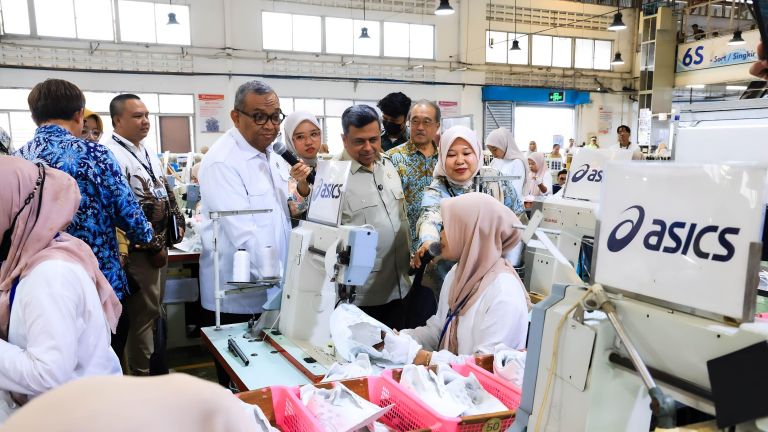 Kunjungi Pabrik Sepatu di Serang, Wamenaker Tekankan Pelindungan Pekerja