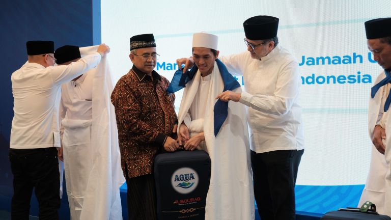 AQUA Bersama DMI dan BPMI Berangkatkan 27 Marbot dan Pengurus Masjid ke Tanah Suci