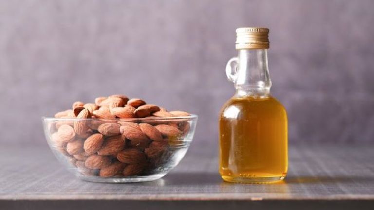 Minyak Almond Bisa Hilangkan Mata Panda, Benarkah?