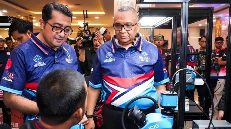 Wamenaker Dorong Peningkatan Kompetensi Teknisi Ponsel