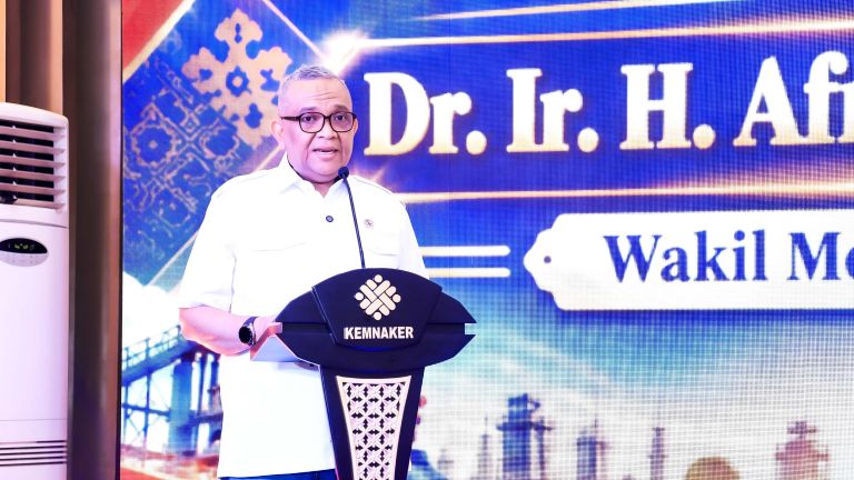 Wamenaker Dorong Teknisi Ponsel Terus Tingkatkan Kompetensi
