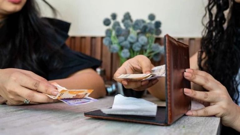 Gak Perlu Ribet, Begini Cara Praktis Split Bill Sama Teman