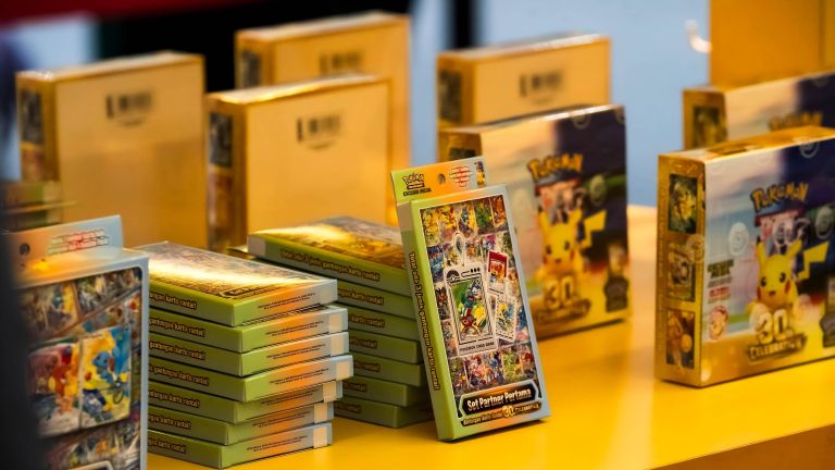 Pokémon Game Kartu Koleksi Set Futuristic Rare Lengkapi Rangkaian '30th CELEBRATION' di Indonesia