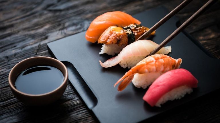 Viral Dugaan Parasit pada Sushi, Kenali Risiko Makan Ikan Mentah dan Cara Mencegahnya