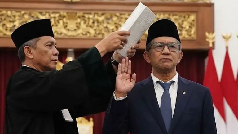 Ramai-ramai Bela Rocky Gerung