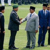 Prabowo Salami SBY di HUT TNI, Jokowi Dicuekin! Warganet Geger: Kacang Lupa Kulit