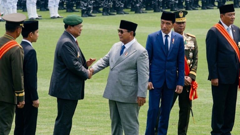 Prabowo Salami SBY di HUT TNI, Jokowi Dicuekin! Warganet Geger: Kacang Lupa Kulit