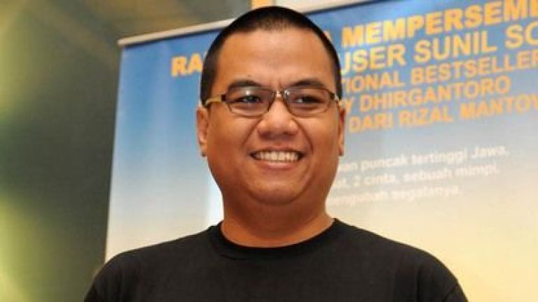 Berkenalan dengan Novelis Donny Dhirgantoro, Yuk Intip Profil dan Jejak Kariernya!