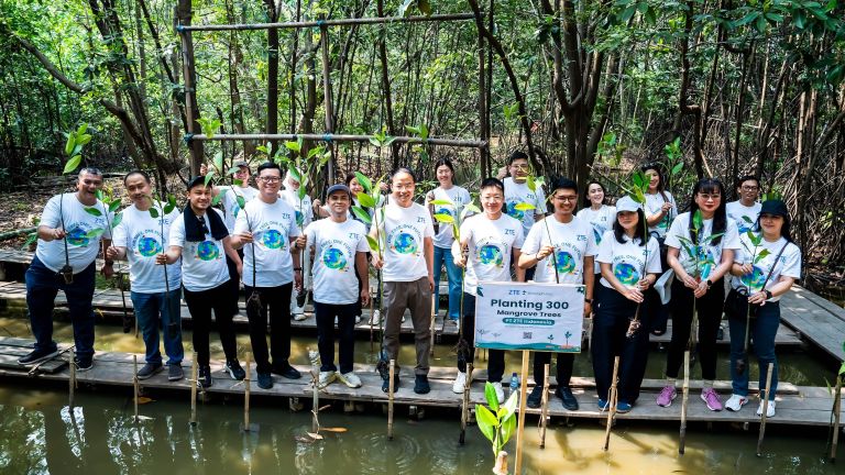 ZTE Tanam 300 Bibit Mangrove di Kawasan Ekowisata Pantai Indah Kapuk (PIK)