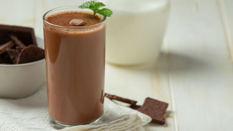 Susu Cokelat Cuma Minuman Manis atau Punya Manfaat Kesehatan?