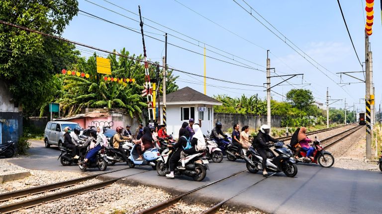 KAI Properti Percepat Penyelesaian Pembangunan Gardu di 190 Titik JPL