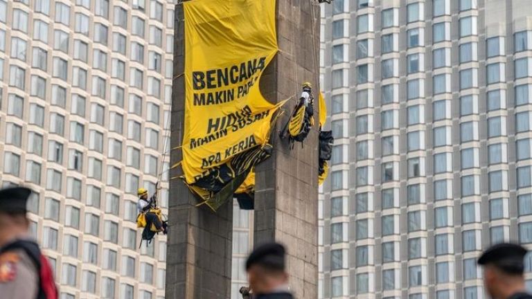 Mengenal Single Rope Technique (SRT), Teknik yang Digunakan Aktivis Greenpeace di Bundaran HI