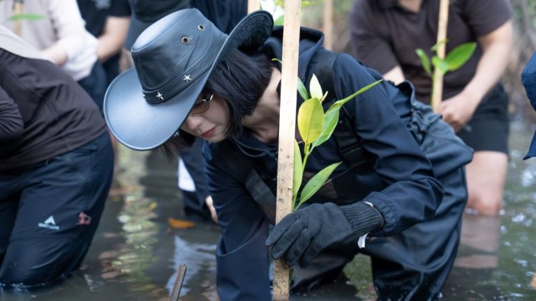 LindungiHutan dan Tamara Dai Tanam 100 Bibit Mangrove di PIK untuk Jaga Ekosistem Pesisir