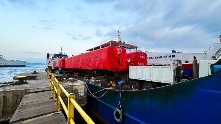 KAI Logistik Rampungkan Pengiriman 8 Unit KRL dari Banyuwangi ke Kalimas